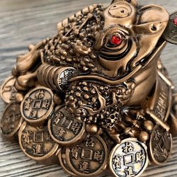 Bronzefarvet Lykkefr med Lykkemnt, Tiltrk Held og Lykke,  Ml 5 x 3,5 cm