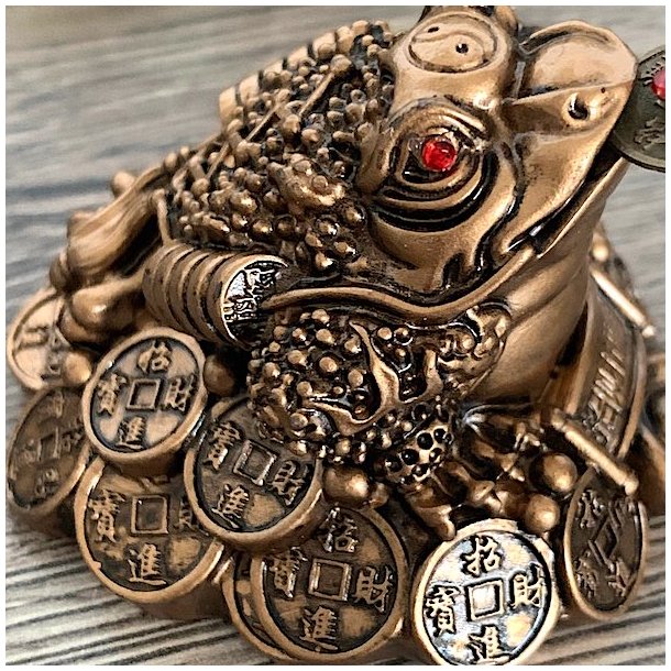 Bronzefarvet Lykkefr med Lykkemnt, Tiltrk Held og Lykke,  Ml 5 x 3,5 cm