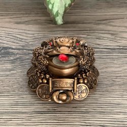 Bronzefarvet Lykkefr med Lykkemnt, Tiltrk Held og Lykke,  Ml 5 x 3,5 cm