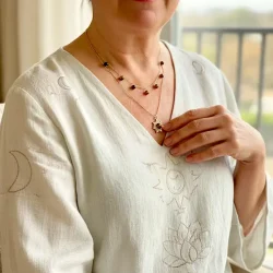 Spirituel forgyldt halsk�de i st�l med tiger�je og sol � styrke &amp; selvtillid