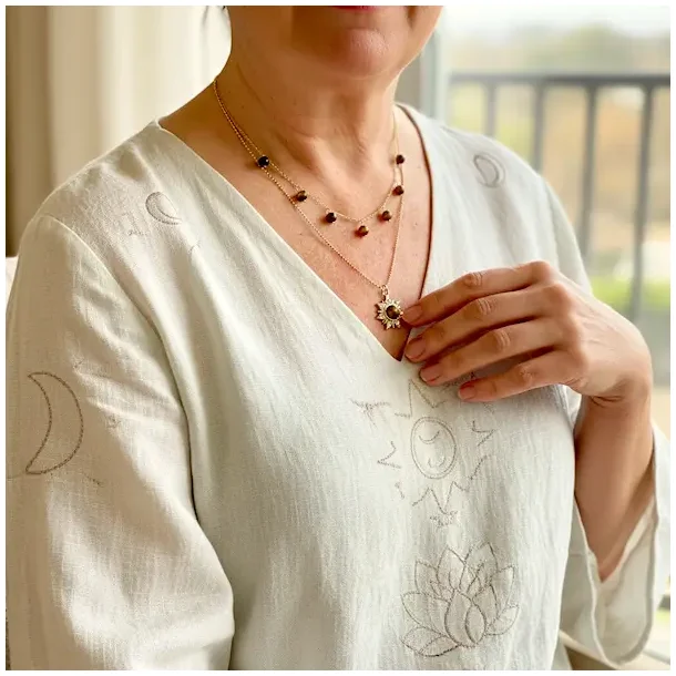 Spirituel forgyldt halsk�de i st�l med tiger�je og sol � styrke &amp; selvtillid