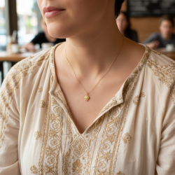 Forgyldt st�lhalsk�de med Horus� �je vedh�ng 42 cm � symbol p� beskyttelse og klarhed