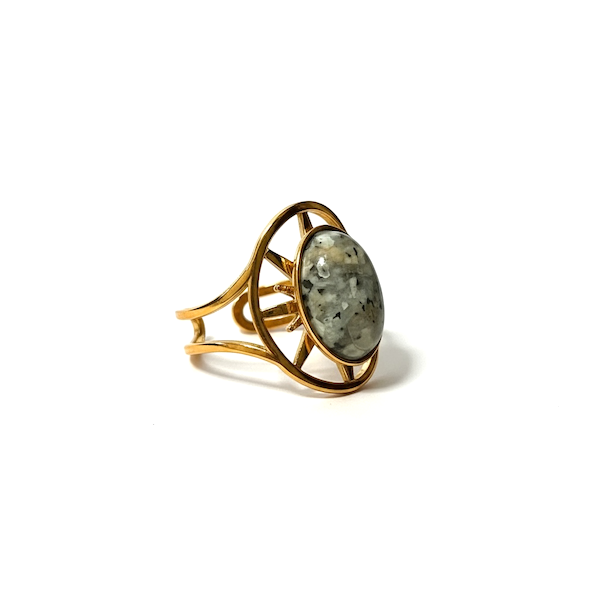 Forgyldt justerbar ring i stl med oval grn serpentin  spirituelt symbol p balance