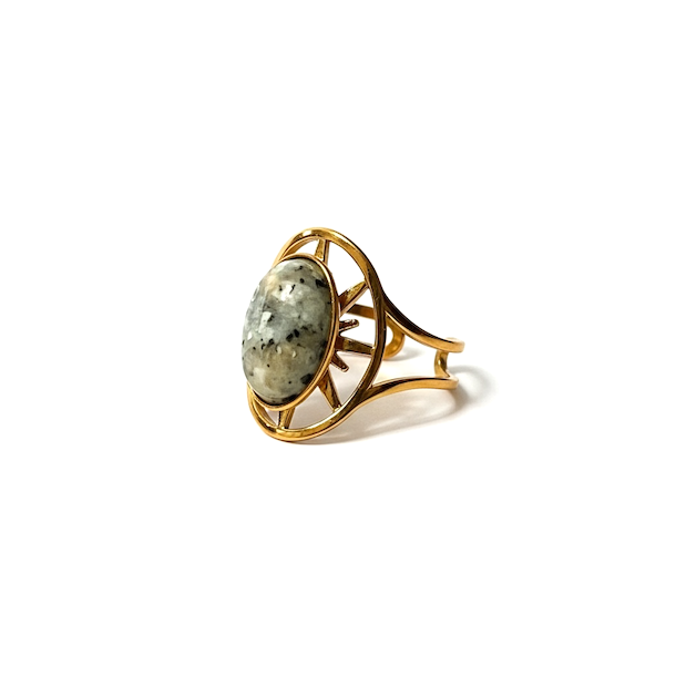 Forgyldt justerbar ring i st�l med oval gr�n serpentin � spirituelt symbol p� balance