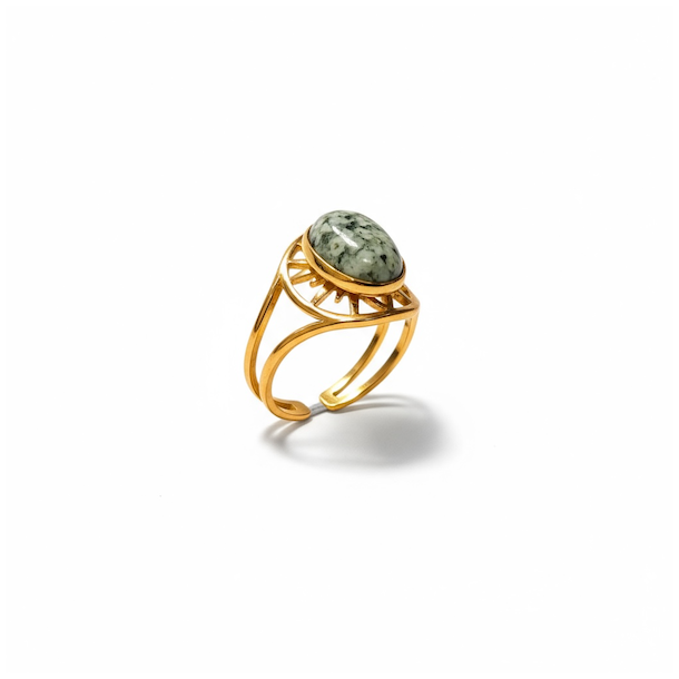 Forgyldt justerbar ring i st�l med oval gr�n serpentin � spirituelt symbol p� balance