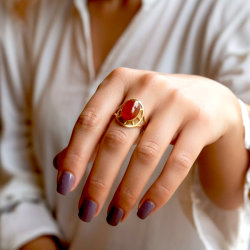 Forgyldt justerbar ring i stl med oval karneol  symbol p styrke og passion