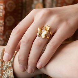 Forgyldt justerbar spirituel ring med sommerfugl og blomst i rustfrit st�l