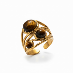 Justerbar forgyldt ring i st�l med tre tiger�je-sten i elegant organisk design