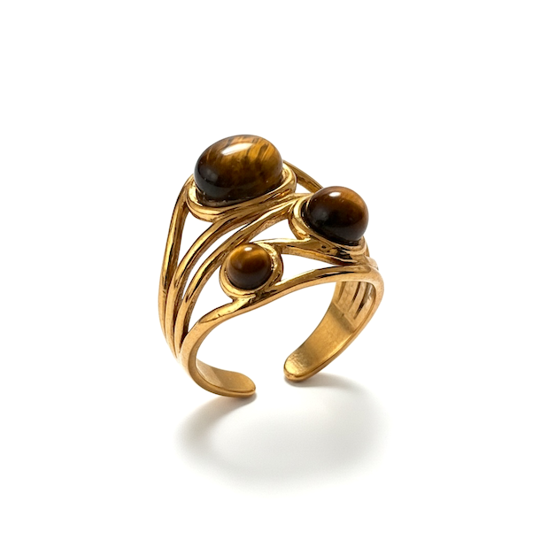 Justerbar forgyldt ring i st�l med tre tiger�je-sten i elegant organisk design