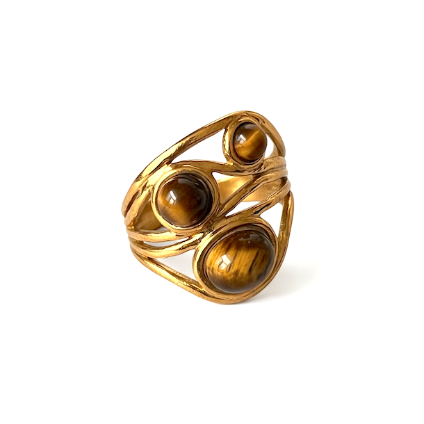 Justerbar forgyldt ring i st�l med tre tiger�je-sten i elegant organisk design