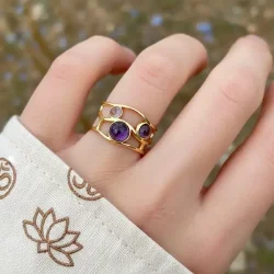 Forgyldt justerbar ametyst ring � spirituelt og elegant design med feminin energi