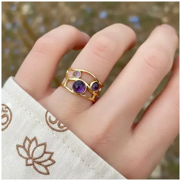 Forgyldt justerbar ametyst ring � spirituelt og elegant design med feminin energi