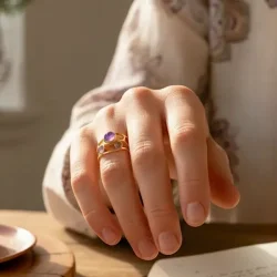 Forgyldt justerbar ametyst ring � spirituelt og elegant design med feminin energi
