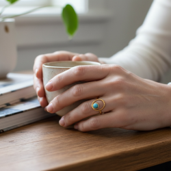 Forgyldt justerbar ring i st�l med rund bl� howlit og organisk cirkeldesign