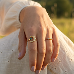 Justerbar Forgyldt Ring med M�ne og Howlit � M�nekraft