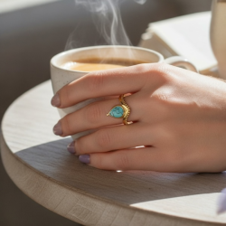 Smuk forgyldt stlring med bl howlit  justerbar spirituel ring i drbeform