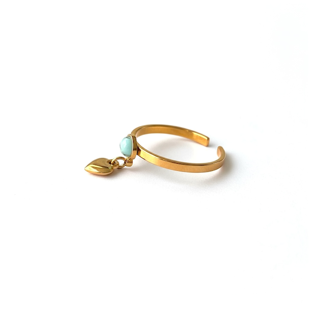 Smuk forgyldt st�lring med bl� howlit og hjerte � justerbar spirituel ring