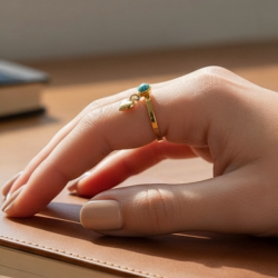 Smuk forgyldt st�lring med bl� howlit og hjerte � justerbar spirituel ring