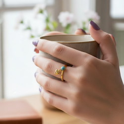 Smuk forgyldt stlring med bl howlit og hjerte  justerbar spirituel ring