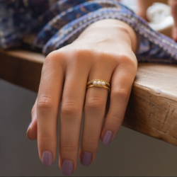 Smuk forgyldt stlring med kunstperler og rhinsten  justerbar feminin ring