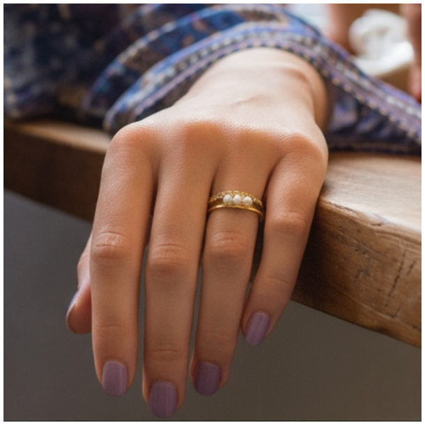 Smuk forgyldt st�lring med kunstperler og rhinsten � justerbar feminin ring