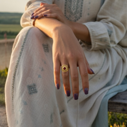 Forgyldt Justerbar Ring med Sol og R�d Jaspis � Varme &amp; Kraft