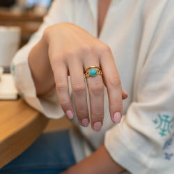 Spirituel justerbar forgyldt stlring med turkis kvarts  elegant og energifyldt