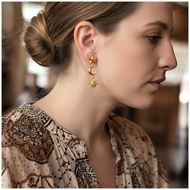 Smukke forgyldte restikker med vedhng  sol, mne og stjerner i spirituelt design