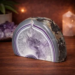 Lilla agat lysestage � unik fyrfadsstage i krystal med ro &amp; dybde