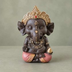 Lille pyntegenstand af den indiske elefantgud Ganesha &ndash; ideel som symbolsk gaveid� til en ny begyndelse. Man ser her figuren forfra.