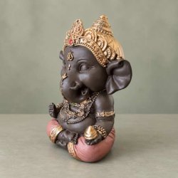 Spirituel Ganesha pyntefigur i klassisk �stlig stil, perfekt som dekoration til stuen, yoga eller meditation. Denne figur vises med siden til.