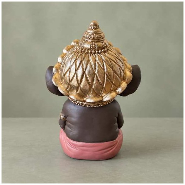 Heldbringende talisman figur af den hinduistiske elefantgud Ganesha med store �rer og detaljerede guldsmykker. Billedet illustrere bagsiden af figuren.