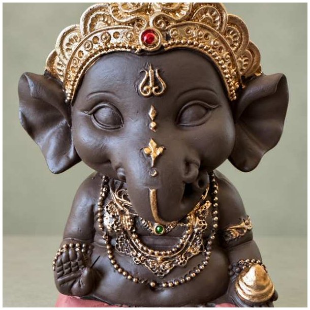 H�ndmalet Ganesha figur dekoreret med en fin r�d plet i kronen, gr�n detalje p� halsk�den og en gylden godbid i h�nden.