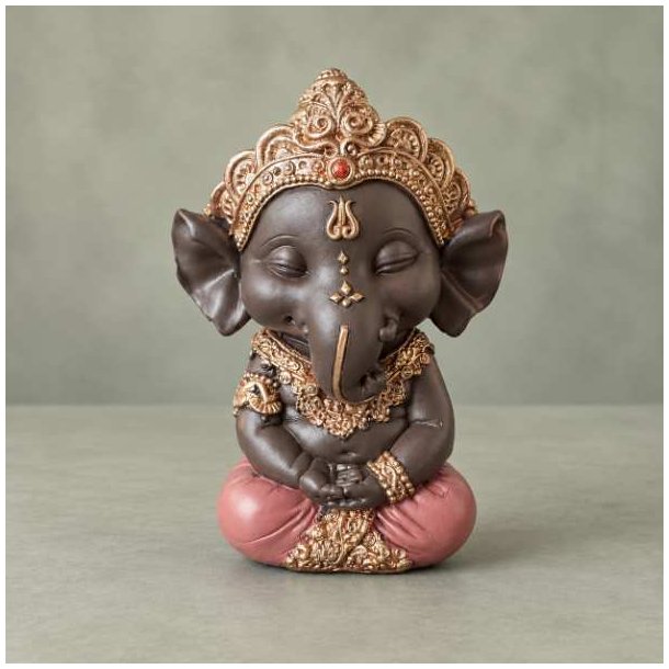 Frontbillede af m�rkebrun Ganesha elefantgud figur i siddende meditationsstilling med rosa kl�dedragt og detaljeret guldkrone.
