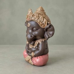 Profilbillede fra siden af m�rkebrun Ganesha figur, der viser elefantgudens rosa kl�dedragt, ryg og detaljerede guldsmykker.