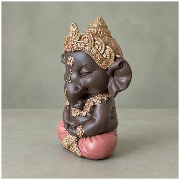 Profilbillede fra siden af m�rkebrun Ganesha figur, der viser elefantgudens rosa kl�dedragt, ryg og detaljerede guldsmykker.