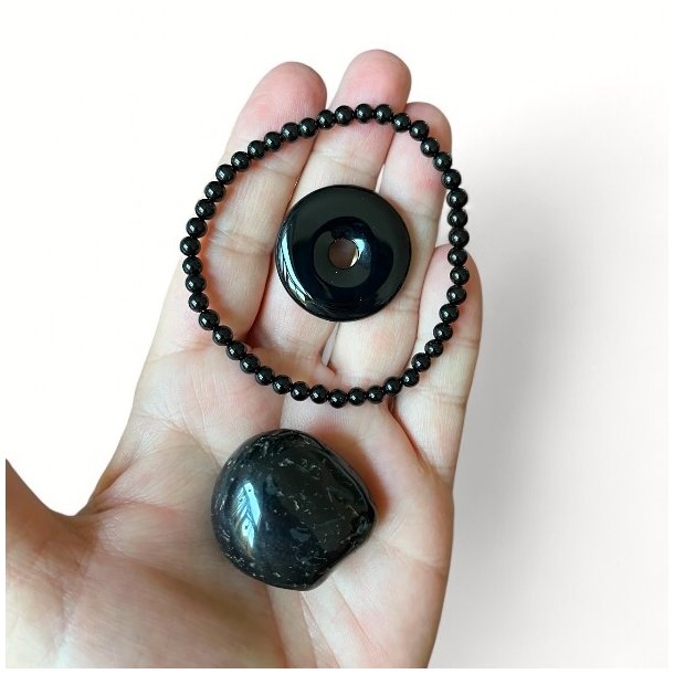 Gavest i sort onyx for beskyttelse m. krystalarmbnd, lommesten og donaut vedhng