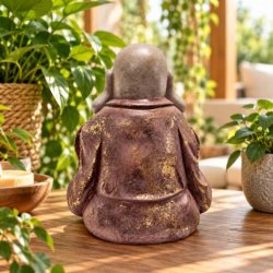 Bagside af Glad Buddha figur set bagfra med antik brun dragt og gyldne detaljer.