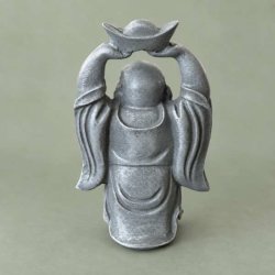 Gr� st�ende Budai eller smilende Buddha statue set bagfra, hvor polyresin-dragtens fine folder og guldbarren holdt i strakte arme er tydeligt synlige.