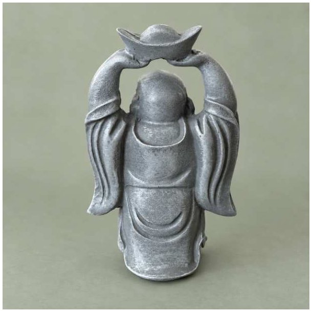 Gr� st�ende Budai eller smilende Buddha statue set bagfra, hvor polyresin-dragtens fine folder og guldbarren holdt i strakte arme er tydeligt synlige.