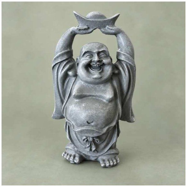 Grinende Buddha figur i gr� polyresin set forfra, st�ende med armene l�ftet over hovedet, hvor han holder en traditionel kinesisk guldbarre som symbol p� rigdom.