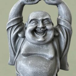 T�t p� den grinende Buddha pyntefigur med et stort, bredt smil og synlige t�nder, der viser figurens glade, positive og smittende ansigtsudtryk.