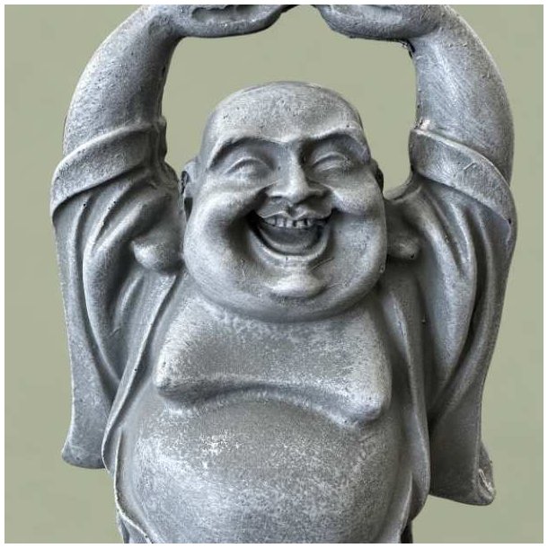 T�t p� den grinende Buddha pyntefigur med et stort, bredt smil og synlige t�nder, der viser figurens glade, positive og smittende ansigtsudtryk.