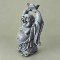 Glad og tyk Happy Buddha figur i gr� nuancer set fra siden, hvilket fremh�ver den store, runde mave og guldbarren l�ftet mod himlen.