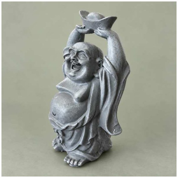 Glad og tyk Happy Buddha figur i gr� nuancer set fra siden, hvilket fremh�ver den store, runde mave og guldbarren l�ftet mod himlen.