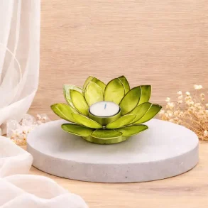Stor h�ndlavet lotus fyrfadsstage i gr�n capiz skal � 16 cm