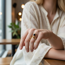 Guldslangering med sort onyx � eksklusivt statement-smykke