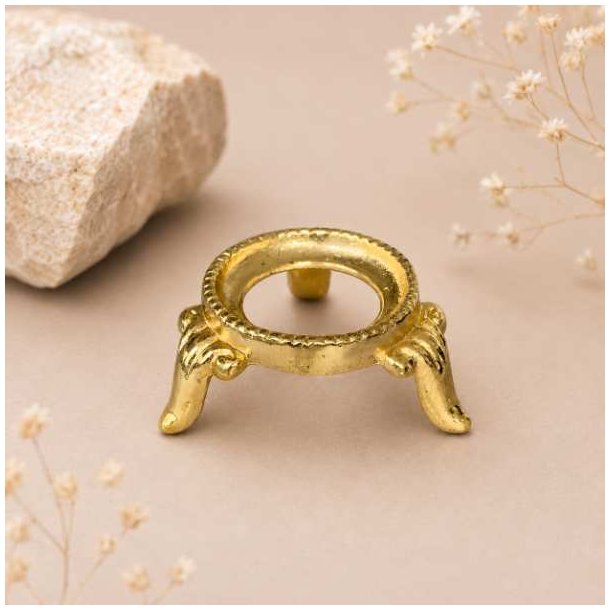 Guldfarvet kuglestander i metal til krystalkugler med en diameter p� 3-6 cm.