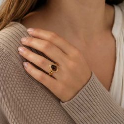 Elegant ring med tiger�je i forgyldt st�l p� h�nd