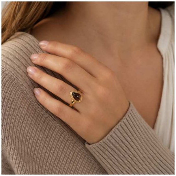 Elegant ring med tiger�je i forgyldt st�l p� h�nd